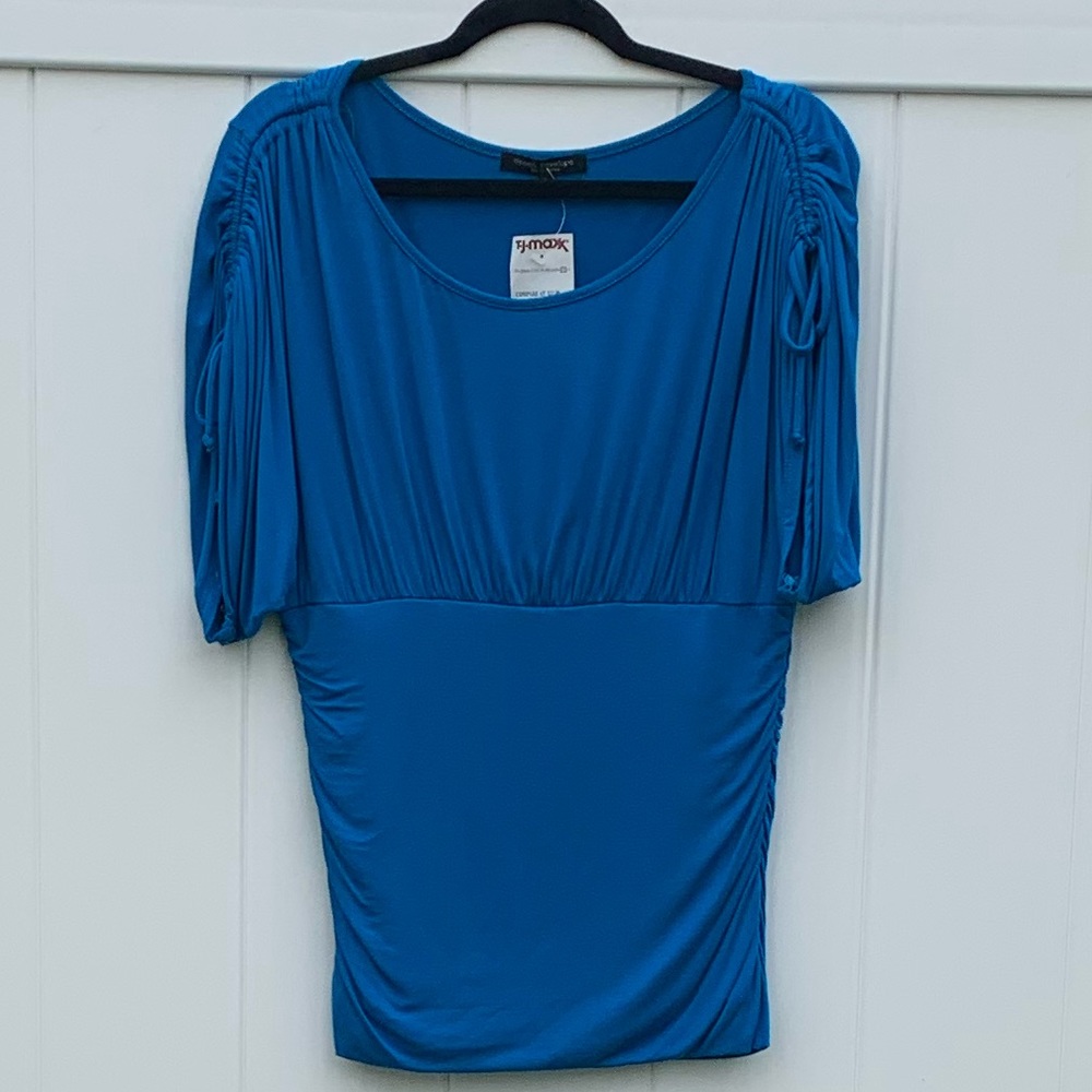 Short-sleeve silky blouse